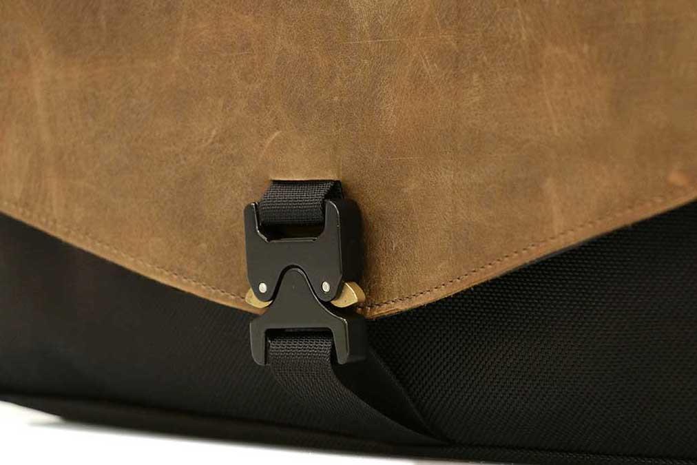 The same buckle used in paragliding harnesses